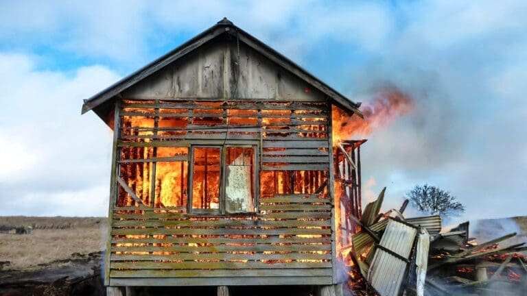 Casa de madeira pega fogo mais fácil que as outras?