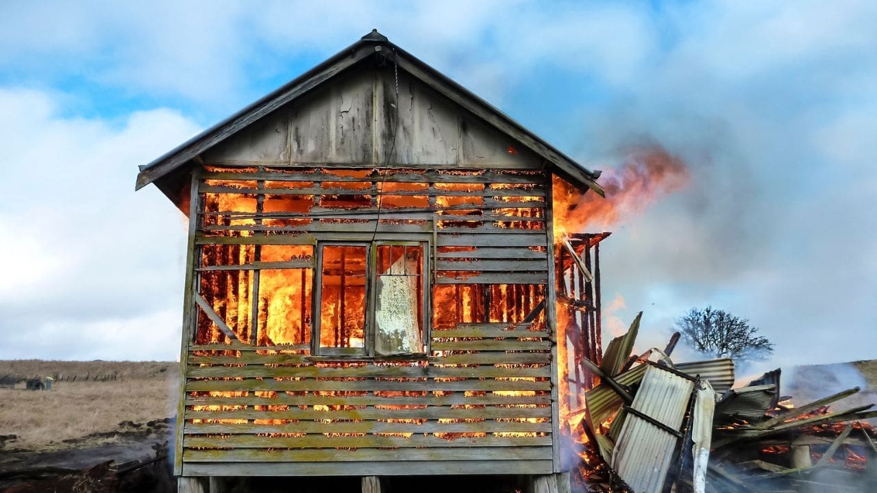 Casa de madeira pega fogo mais fácil. Isso é verdade
