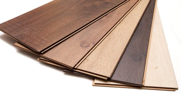 Carpete de madeira: preço, instalação e como decorar com o piso