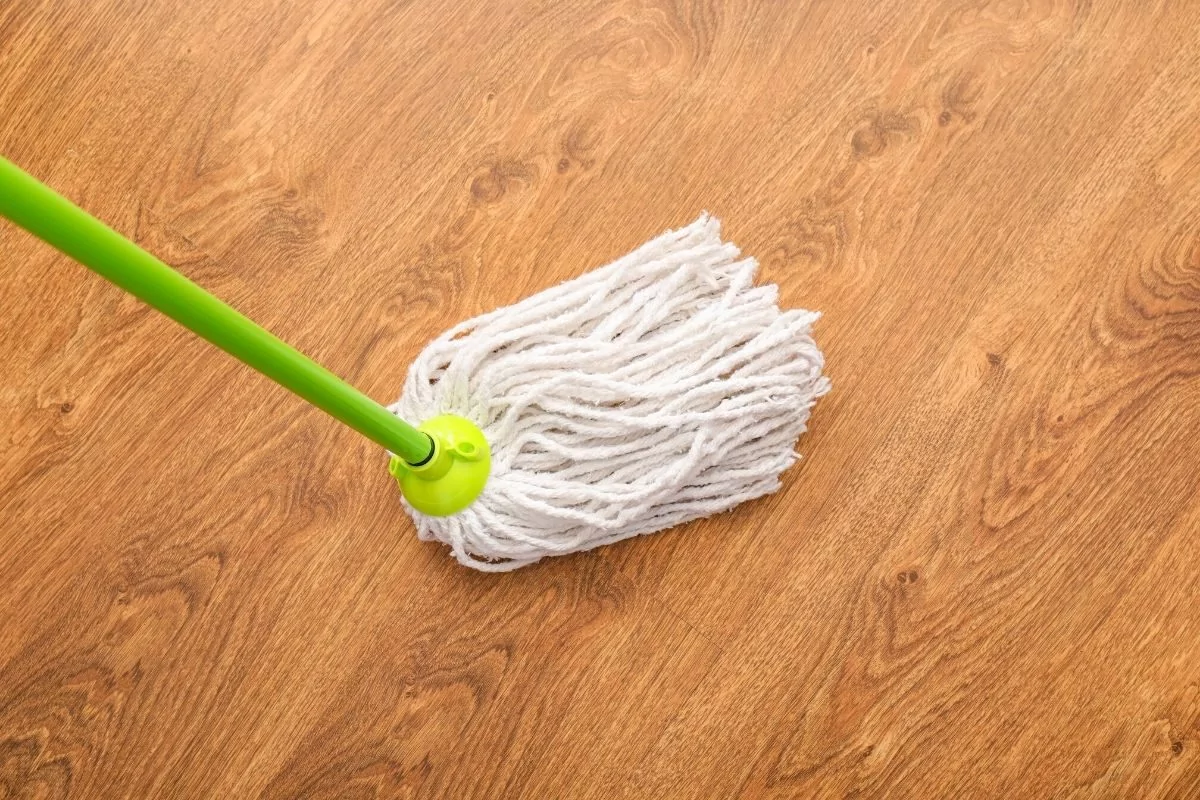 Como limpar o carpete de madeira_
