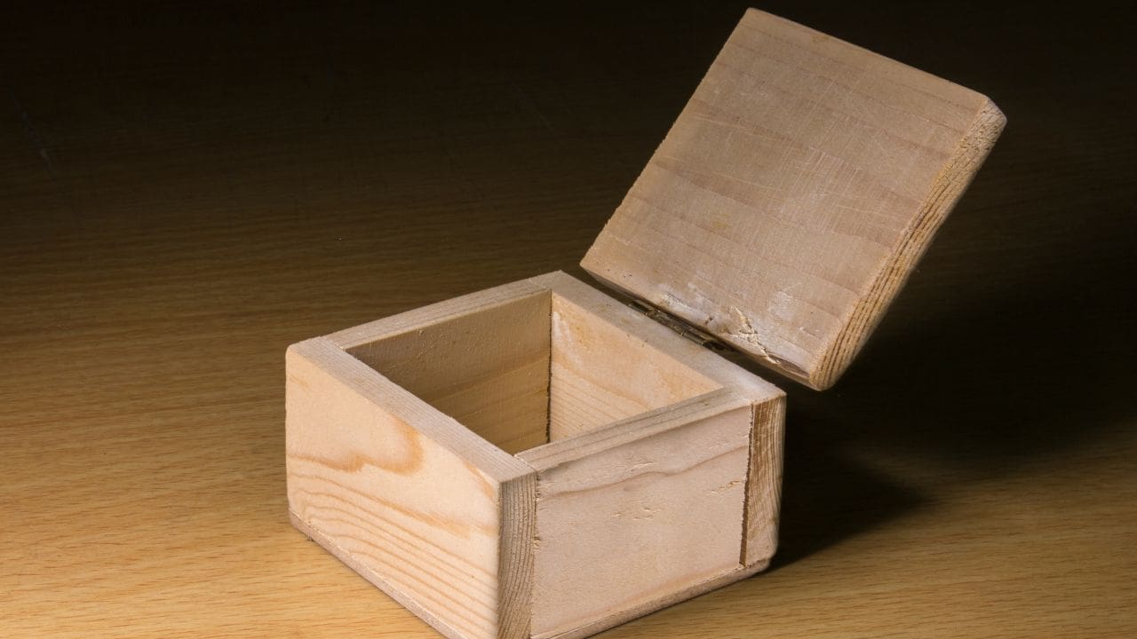 4. Guarda-treco e caixa de madeira
