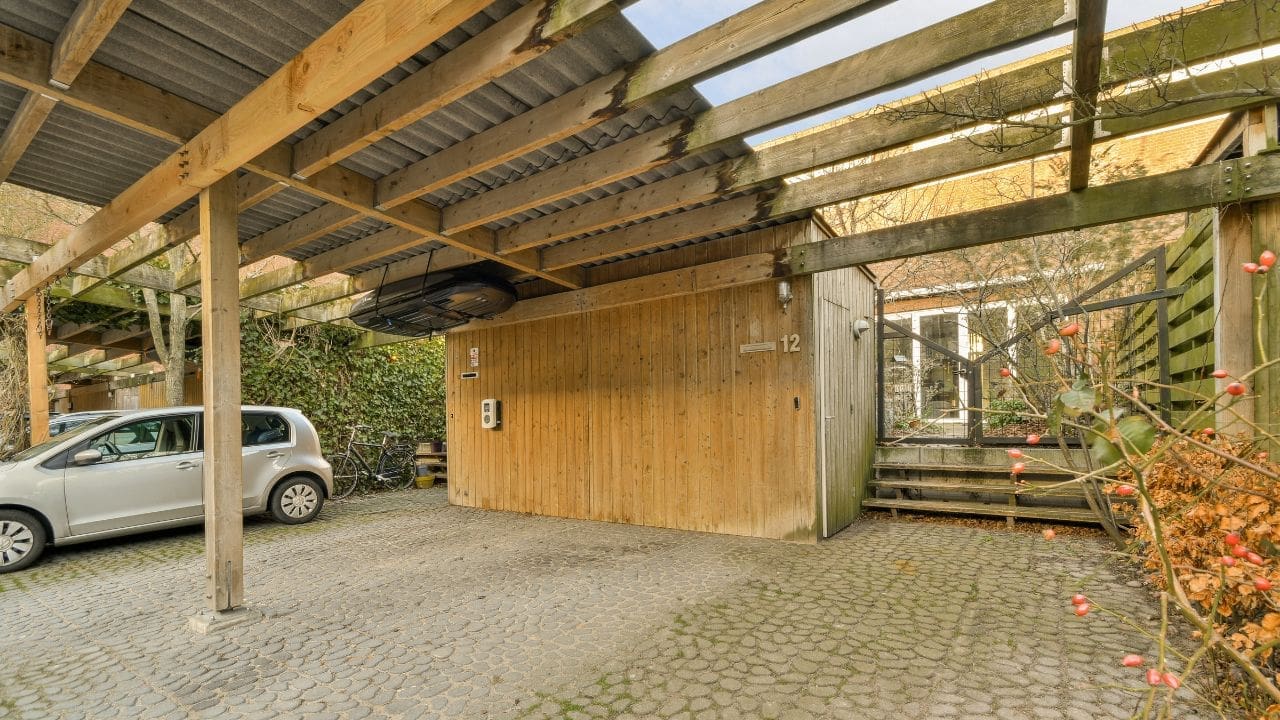 Garagem com cobertura de madeira 