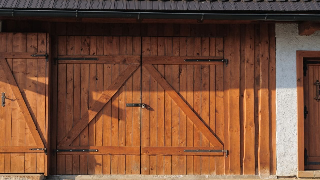 Portão de madeira de duas folhas de abrir