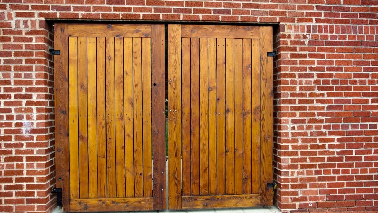 Portão de madeira estilo rústico com tijolinhos