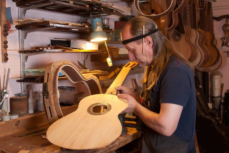 madeira nogueira sendo utilizada na luthieria