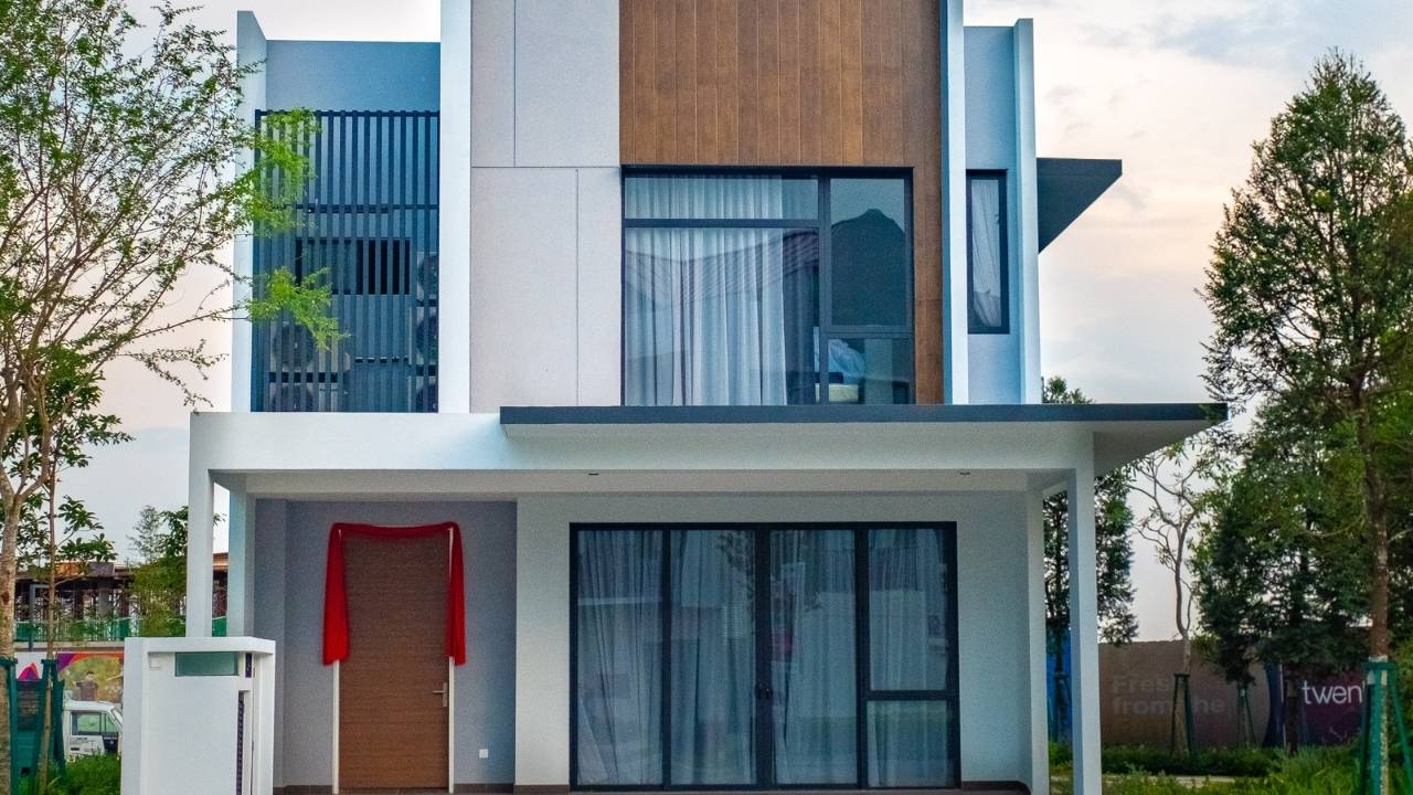 Casa minimalista com telhado embutido e varanda
