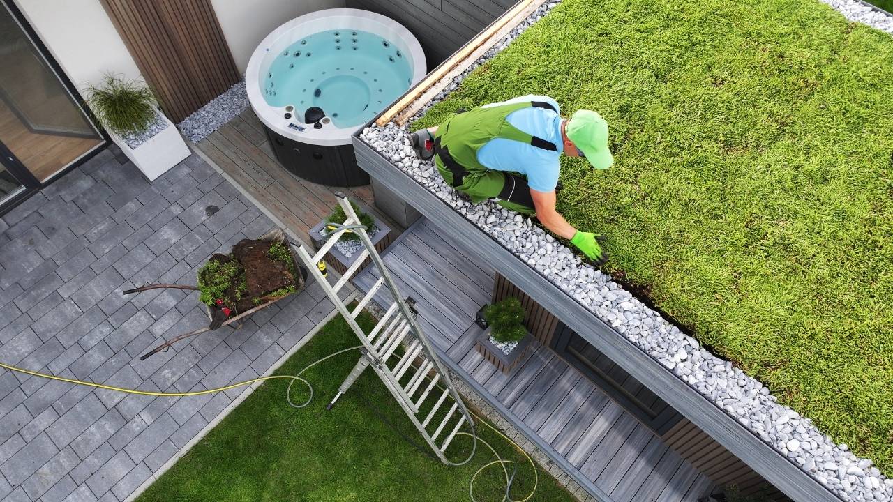 Casa sustentável com jardim no telhado embutido