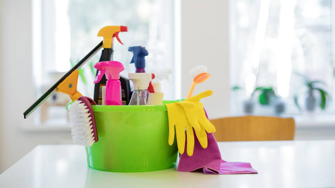 O que significa sonhar limpando a casa com produtos de limpeza