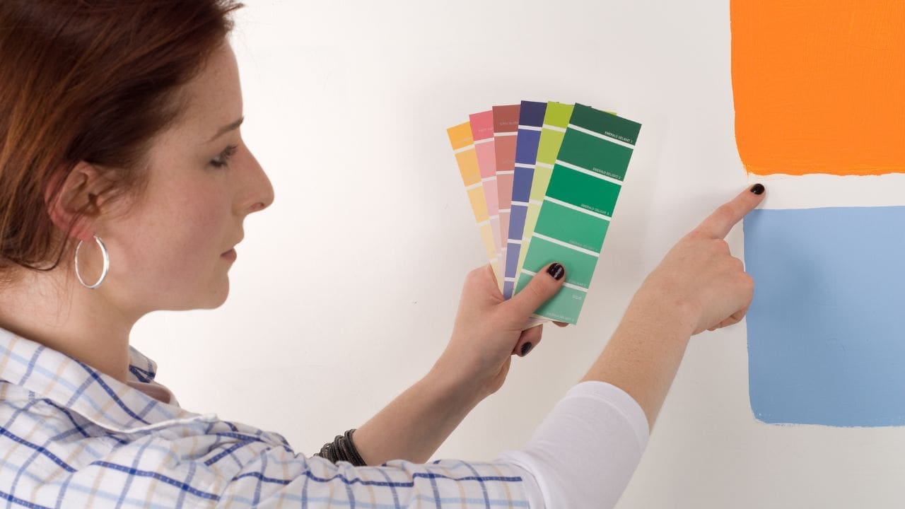 Como escolher a tinta usando a tabela de cores de tinta para parede