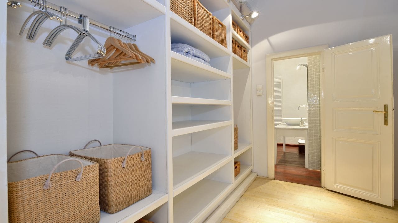 23. Quarto com closet e banheiro proporciona design de mobília integrado