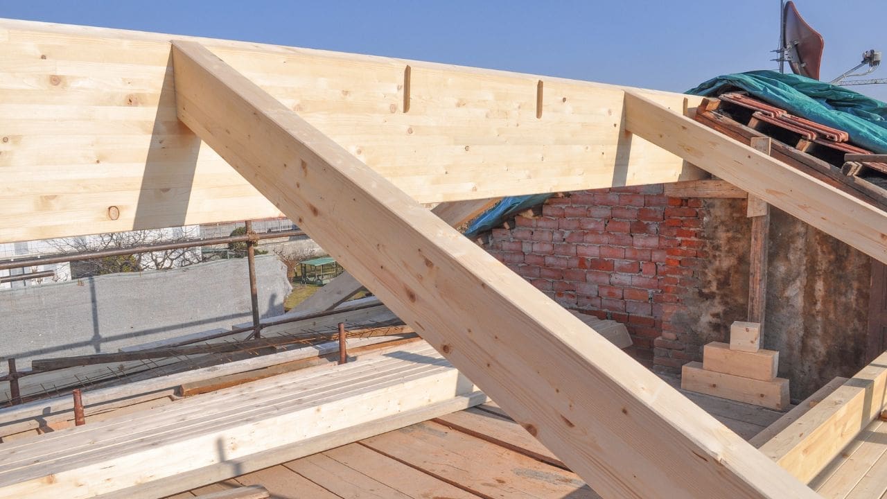 Usando barrotes de madeira na construção do telhado