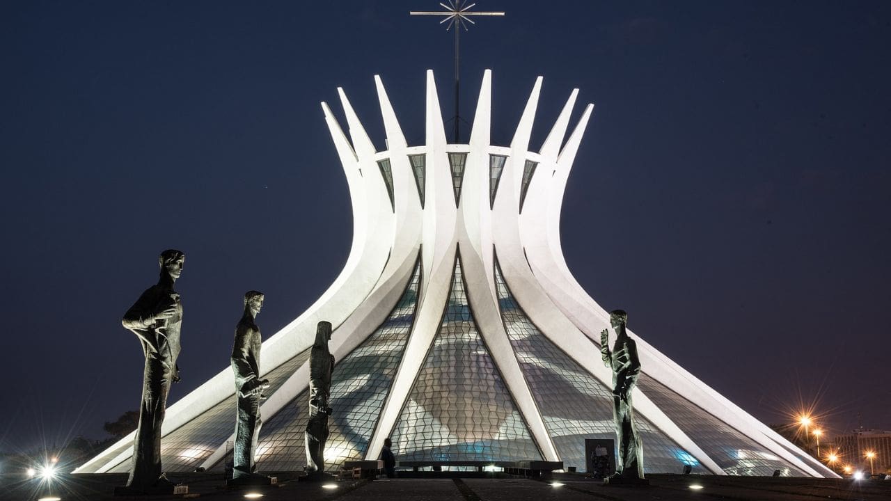 [CHALE] A arquitetura futurista no Brasil - Catedral de Brasília, de Oscar Niemeyer
