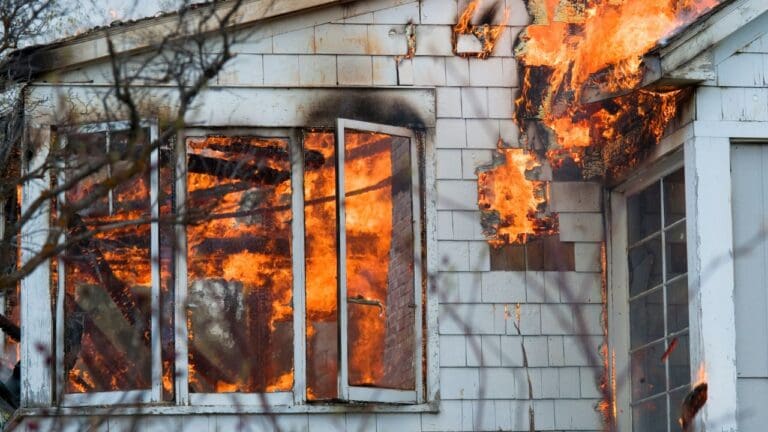 Casa de madeira é segura contra incêndios e roubos?